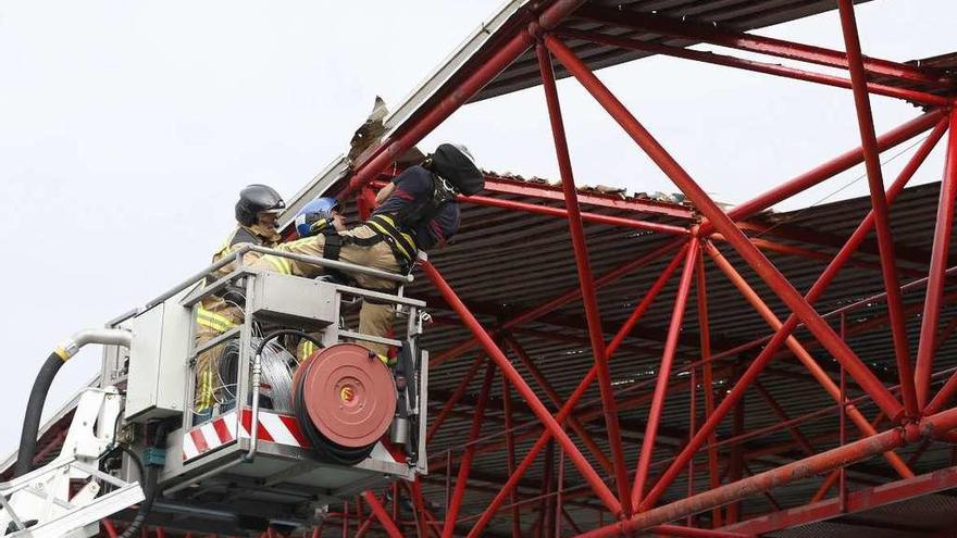 Los bomberos retiran dos chapas sueltas de Balaídos  |  Los bomberos de Vigo acudieron ayer al estadio de Balaídos para comprobar el estado de la cubierta de Río tras el paso del vendaval que azotó a la ciudad olívica durante el fin de semana. Varias dotaciones trabajaron toda la mañana en la grada del estadio para asegurar las chapas que tenían riesgo de desprenderse. Además procedieron a retirar dos que ya se habían soltado y que podían caer al césped o a la calle de un momento a otro. No están previstas próximas intervenciones salvo que se produzca otro temporal similar al de los últimos días.