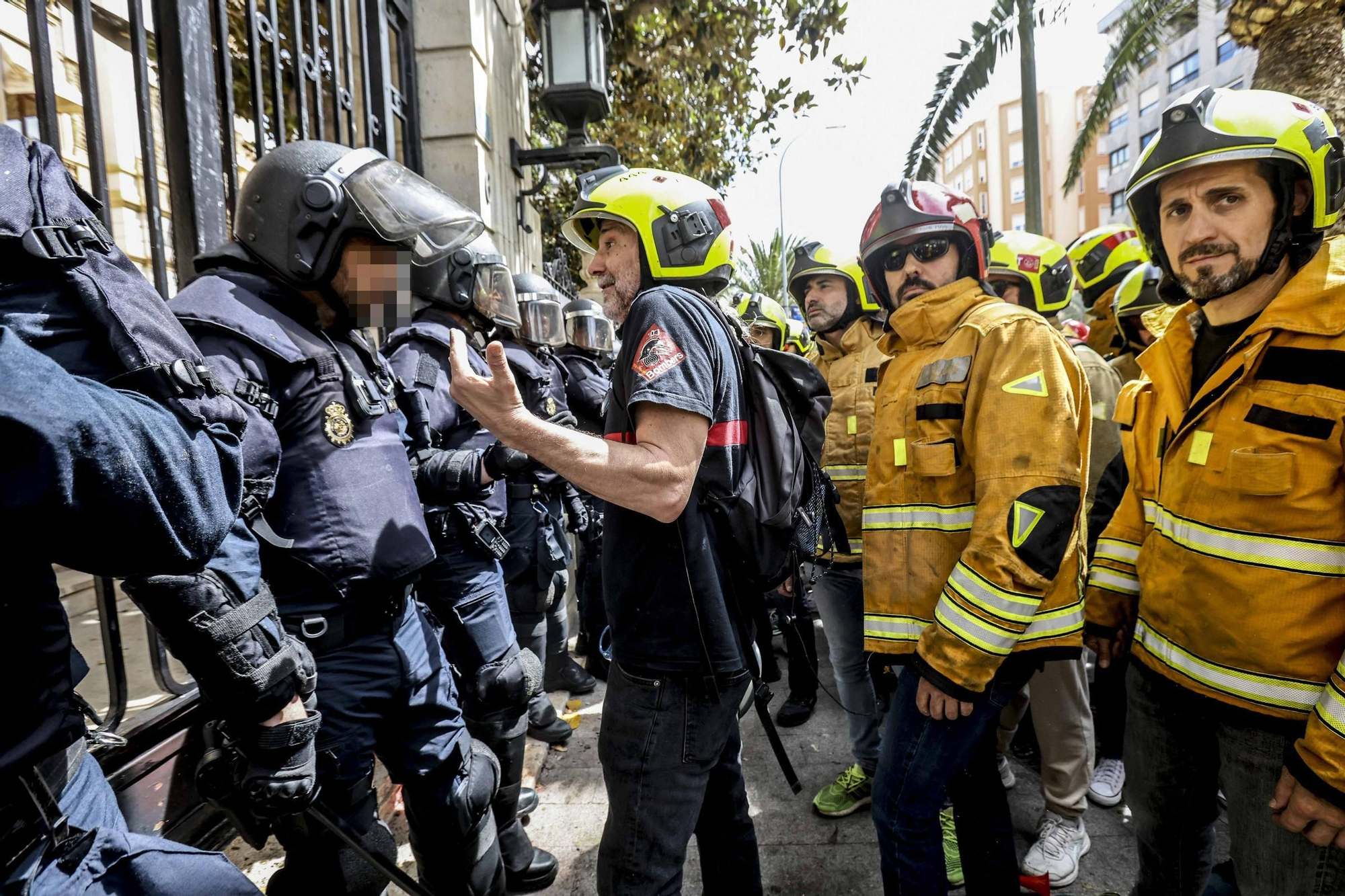 Protesta de los bomberos frente a la Diputación de Alicante