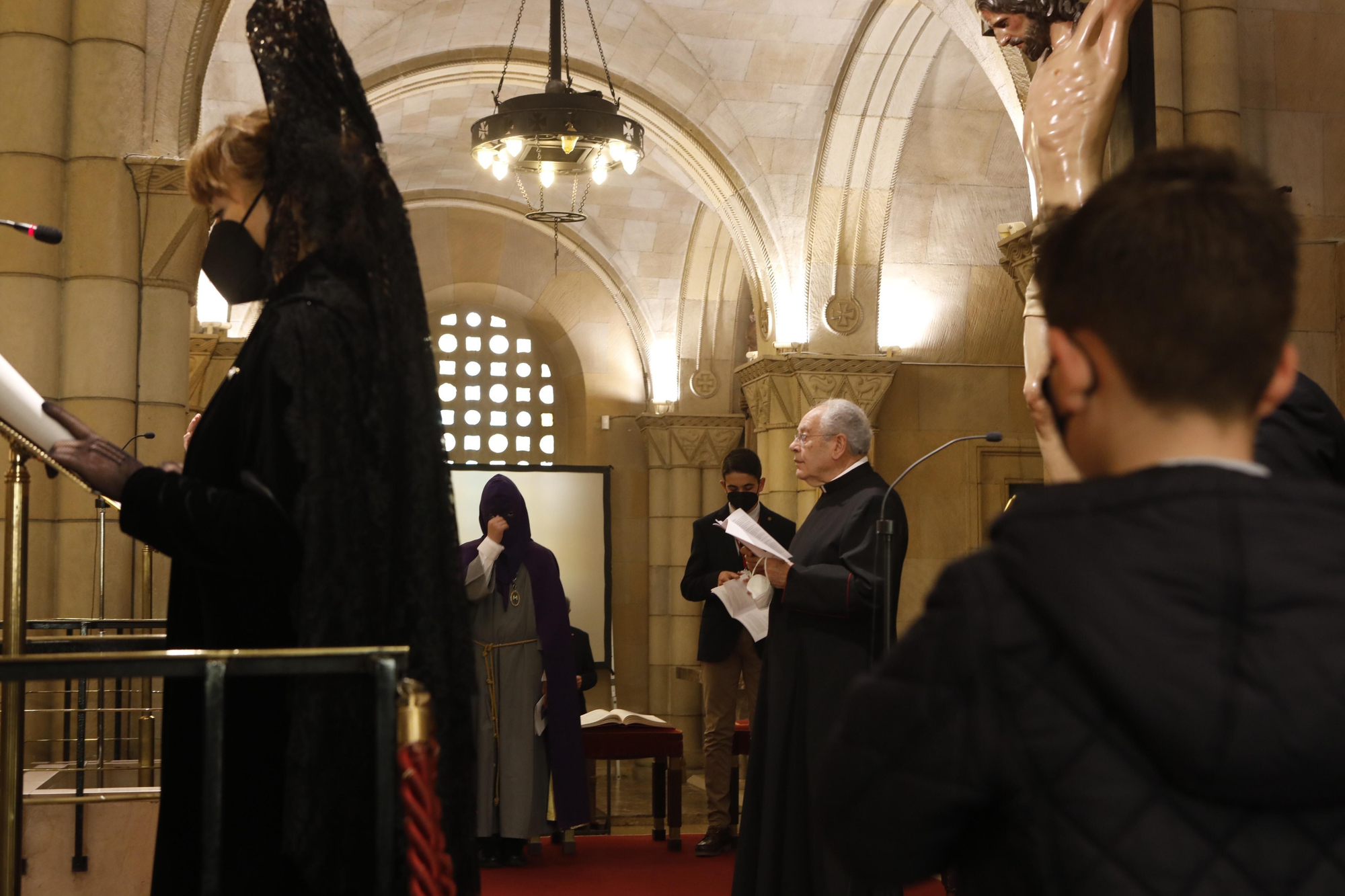 Celebración del Vía Crucis en la iglesia de San Pedro en Viernes Santo