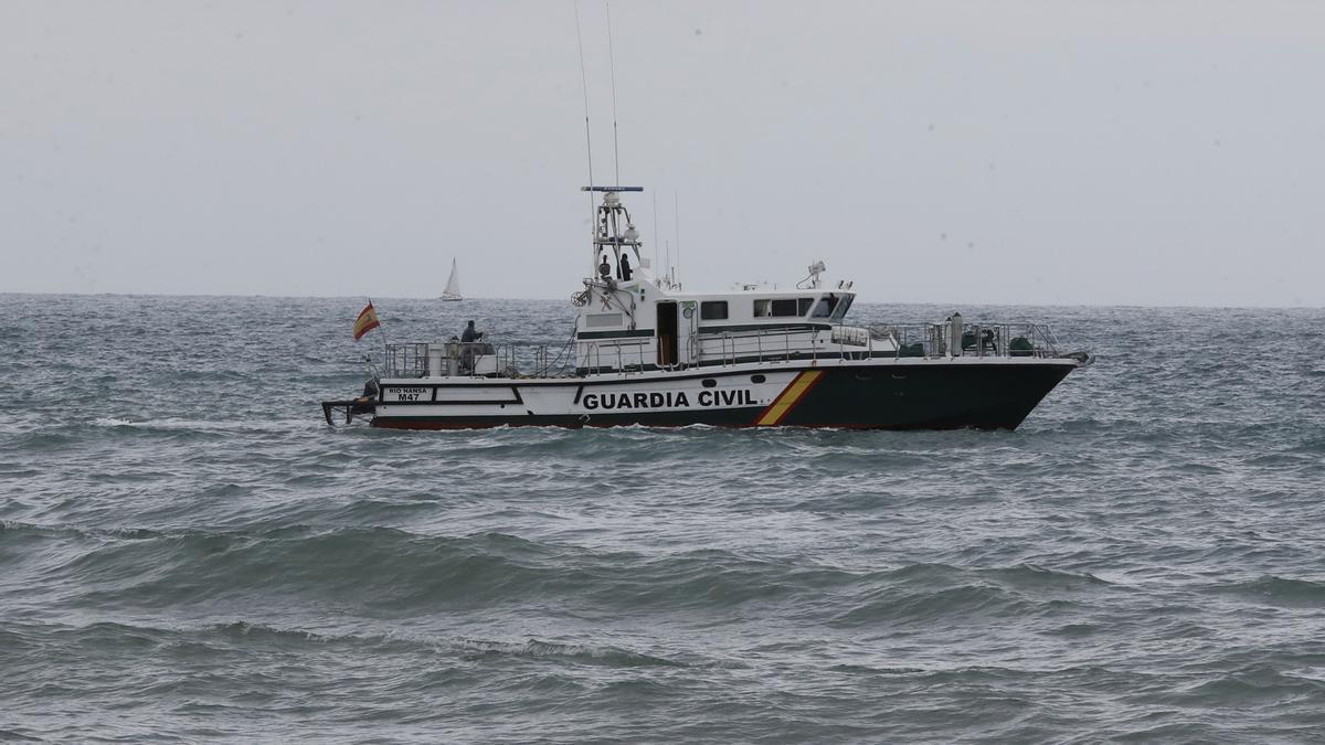 La patrullera del Servicio Marítimo de la Guardia Civil se sumó a la intervención.