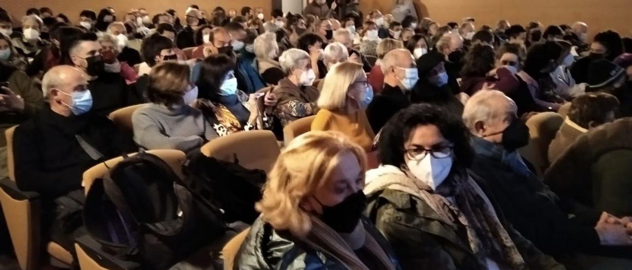 Público en la sala poco antes del pase del documental.