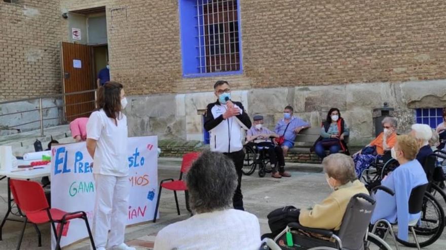 Julián Isidro es voluntario en la Casa Amparo de Alagón. | SERVICIO ESPECIAL
