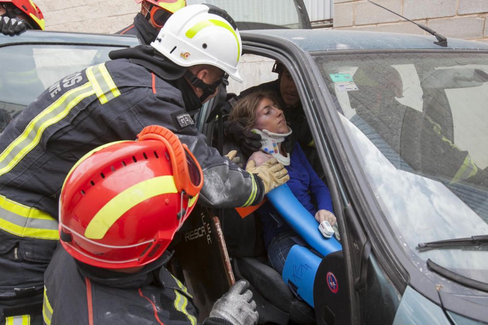 Cincuenta alumnos de Cruz Roja participan en un simulacro de accidente de tráfico