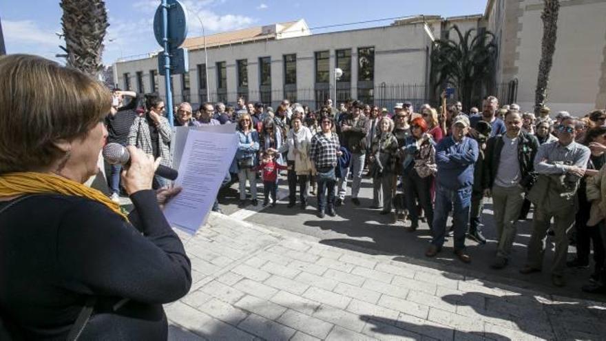 Medio centenar de personas se han reunido frente al antiguo asilo de Benalúa.