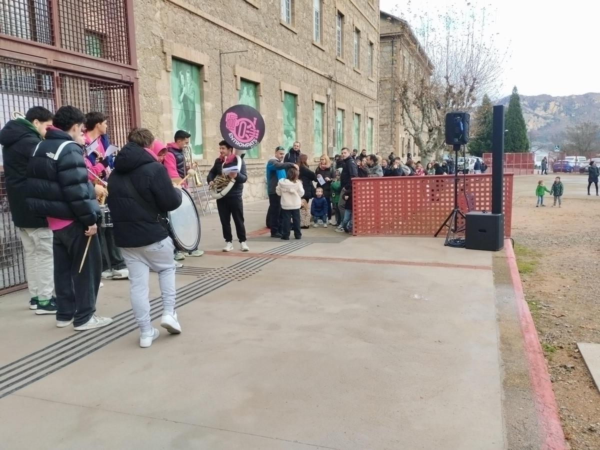 Un centenar d'infants acompanyen els reis a recollir el carbó a Sant Corneli: "És molt maco i proper”