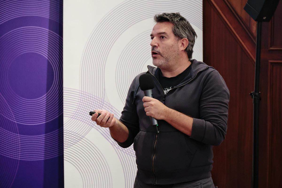 Víctor García Tagua durante la explicación de su estudio.