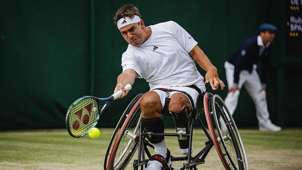El jugador vigués impacta una derecha sobre el césped de Wimbledon.