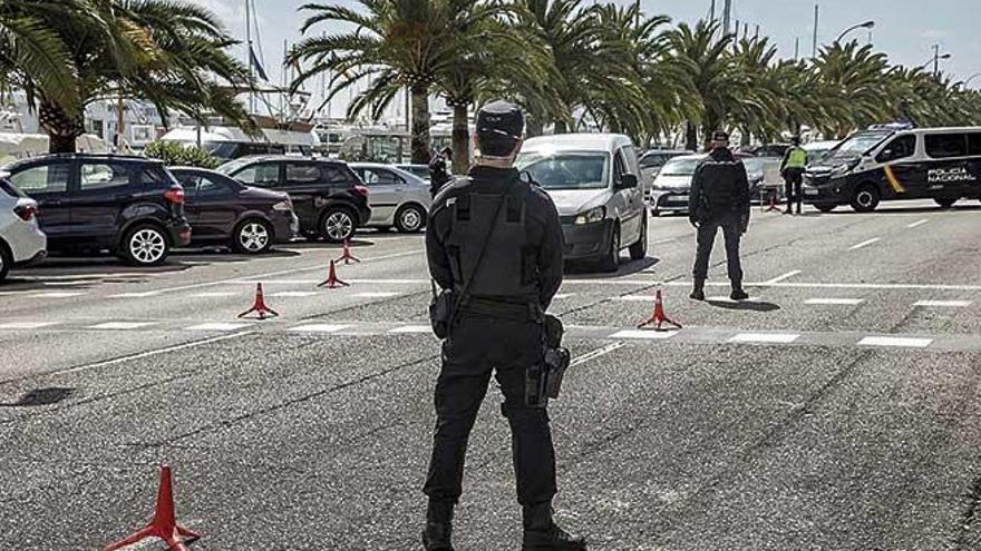 Agentes de la PolicÃ­a Nacional, en un control en el Paseo MarÃ­timo de Palma, donde ocurrieron los hechos el pasado sÃ¡bado.