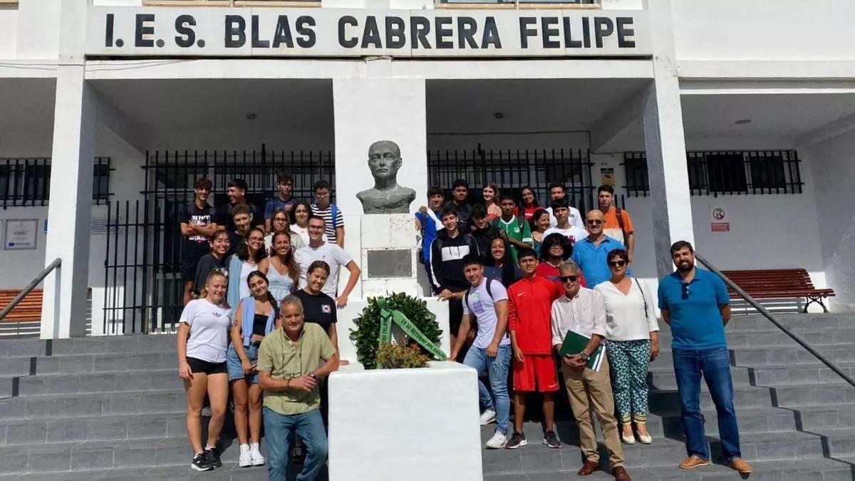Homenaje al físico lanzaroteño Blas Cabrera Felipe, en 2022, junto al busco en el instituto de Arrecife que lleva su nombre