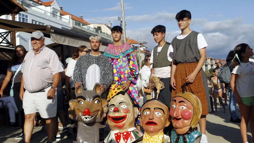 Los “xigantes e cabezudos” disfrutan de la playa en las fiestas del Apóstol de Carril