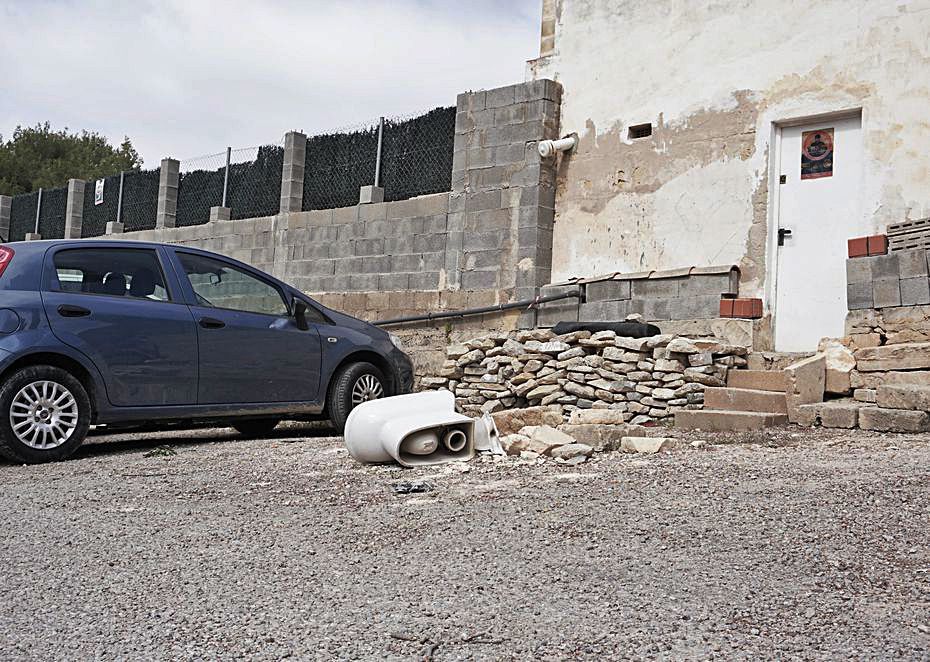 Un inodoro y restos de obra dentro de la parcela.