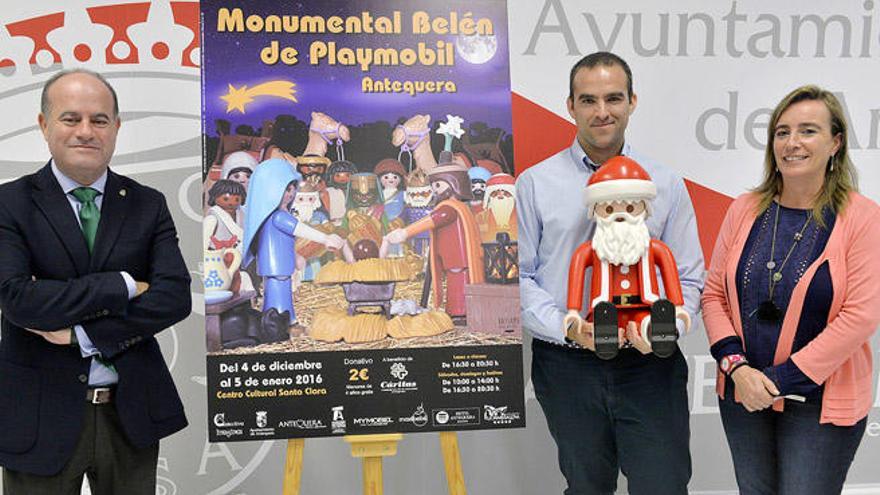 Manolo Barón, a la izquierda de la imagen, en la presentación del Belén.