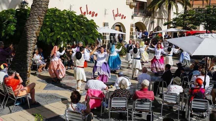 Un centenar de vecinos y turistas asisten a la oferta folclórica del Pueblo Canario