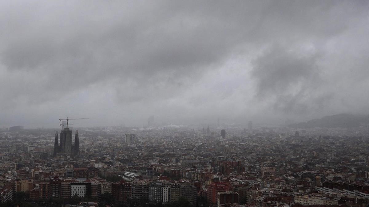 Vista de Barcelona bajo una tormenta.
