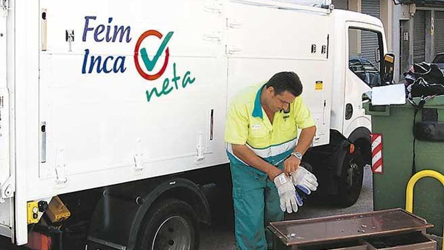 Un trabajador de Cespa efectuando la limpieza en una calle.