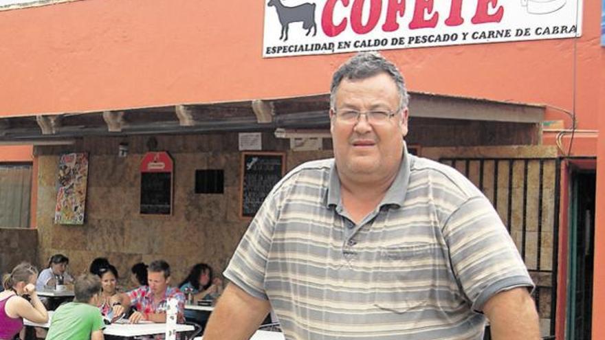 Arriba José Viera al frente de su restaurante de Cofete, en el que cocina con la misma habilidad un tenderete musical que uno culinario.