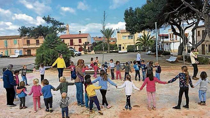 La plaza de la iglesia de la Colònia de Sant Pere cambia de cara