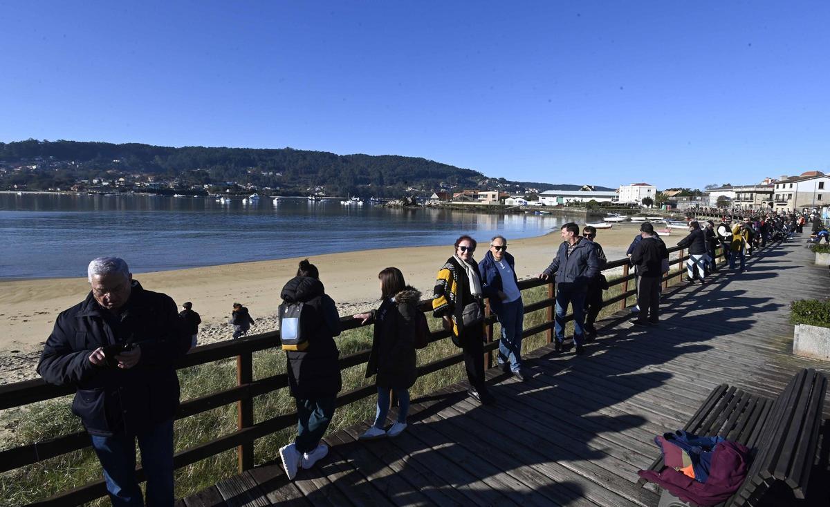 Cadena humana en una protesta anterior por la contaminación en la ría de Aldán.