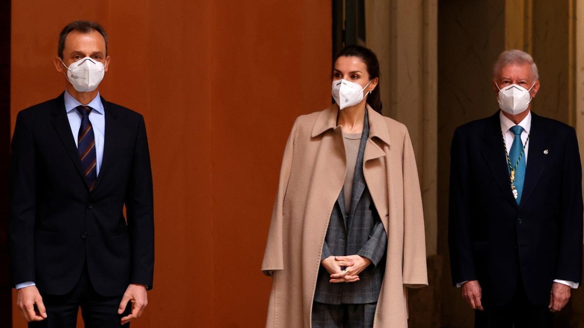 La reina Letizia recupera el traje ancho de cuadros que mejor sienta con un abrigo beige