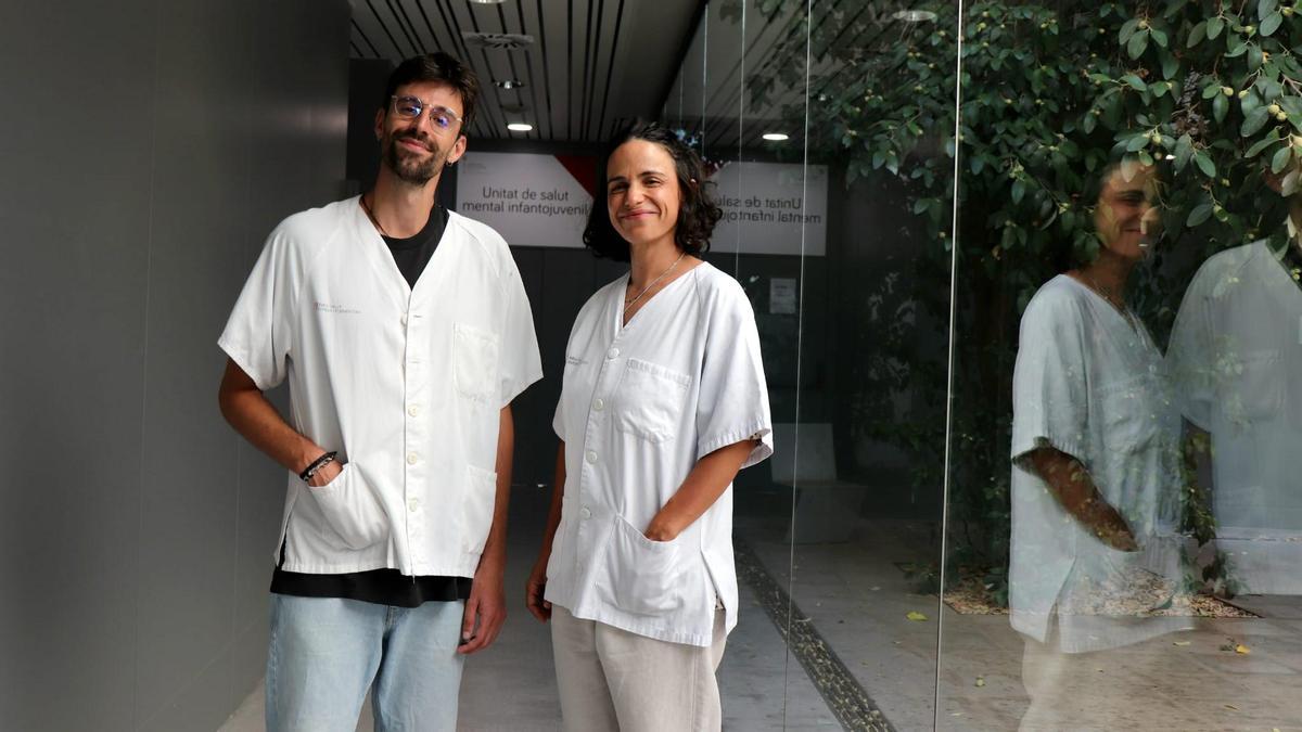 A la izquierda, el psicólogo clínico Joan Torres, y junto a él la terapeuta ocupacional María de la Rosa Escolante.