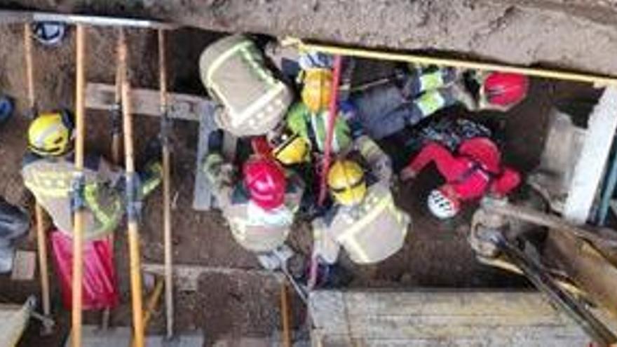 Bombers treballant en el rescat dels dos homes atrapats