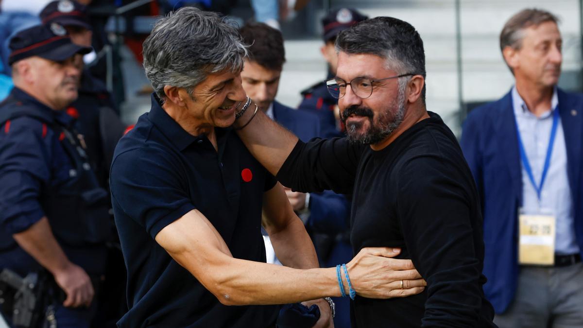 Imanol Alguacil, técnico de la Real Sociedad, saluda a Gattuso, entrenador del Valencia, en San Sebastián.