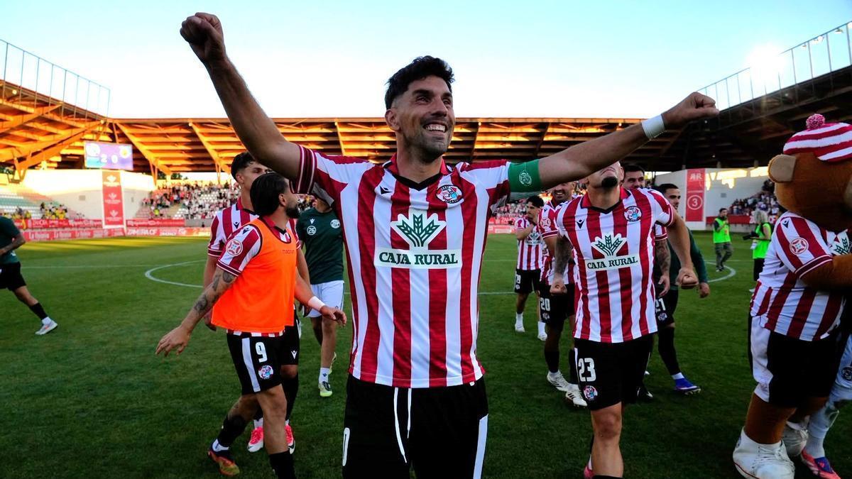 Carlos Ramos celebra el triunfo del Zamora CF sobre el Villarreal CF B .