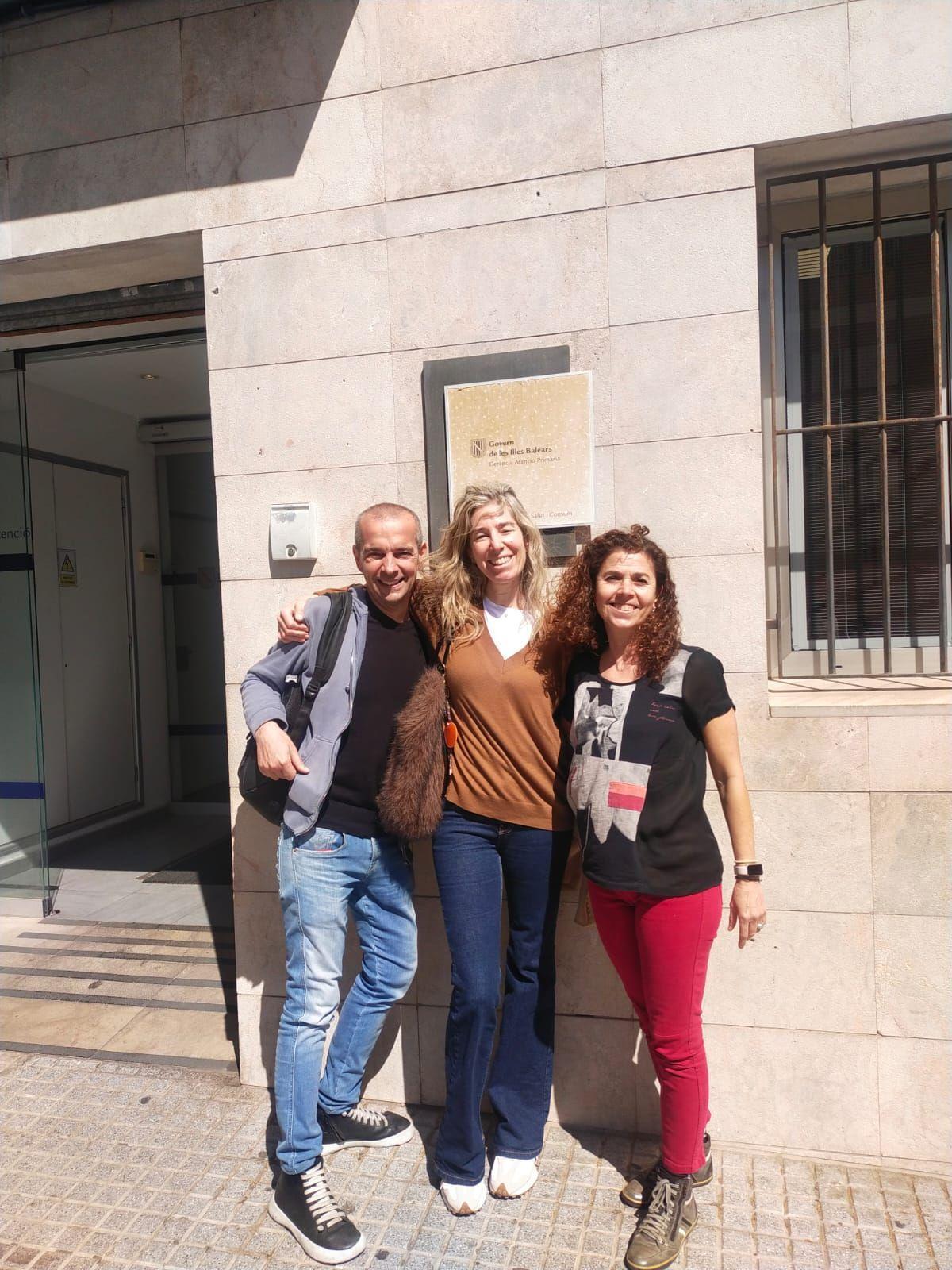 El psiquiatra Oriol Lafau con Lorena Bosch y Yolanda Cáceres, del programa Paciente Activo de Baleares.