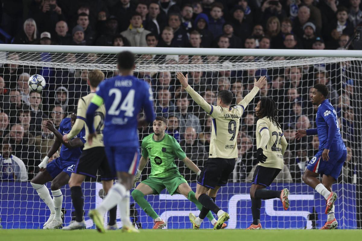 Una de las muchas jugadas de peligro en el área de Joan Garcia.