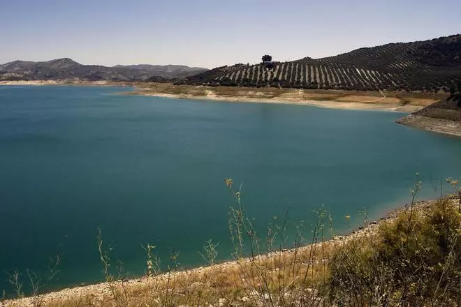 La situación del pantano de Iznájar, en imágenes