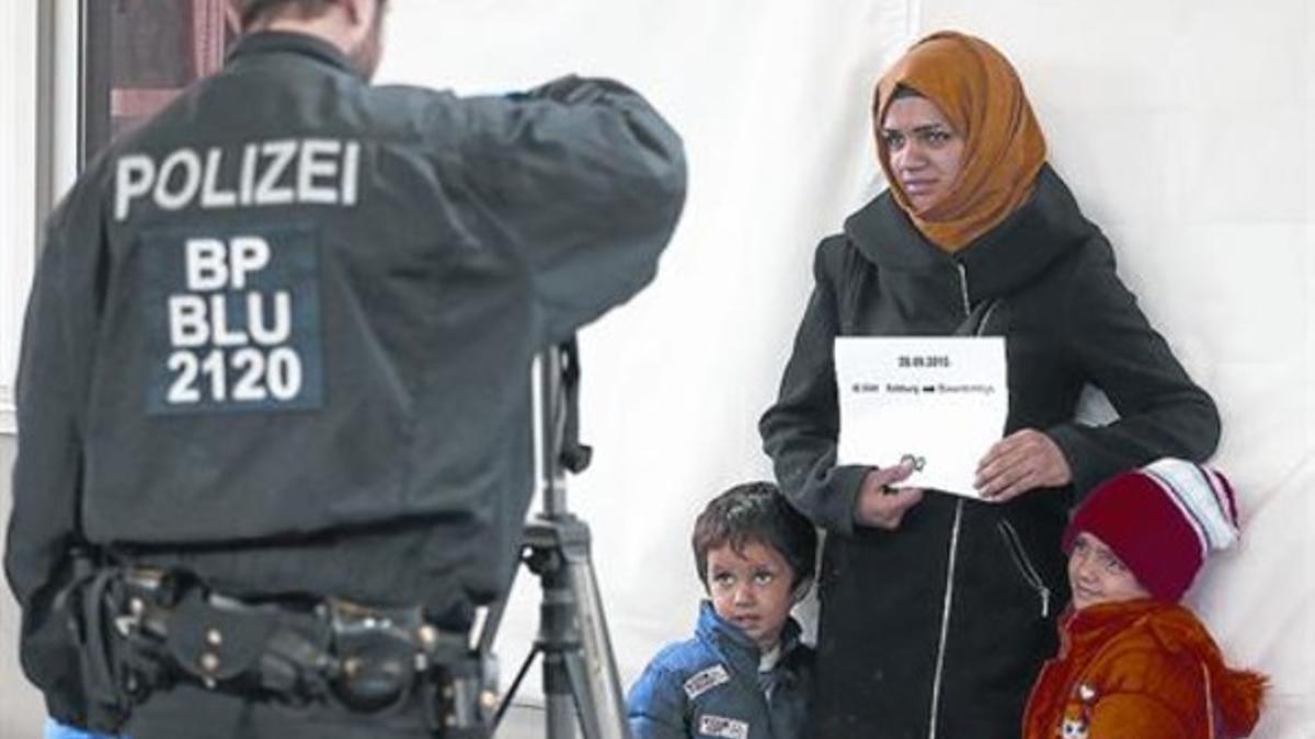 Inmigrantes registrados por la policía a su llegada a la ciudad alemana de Freilassig.