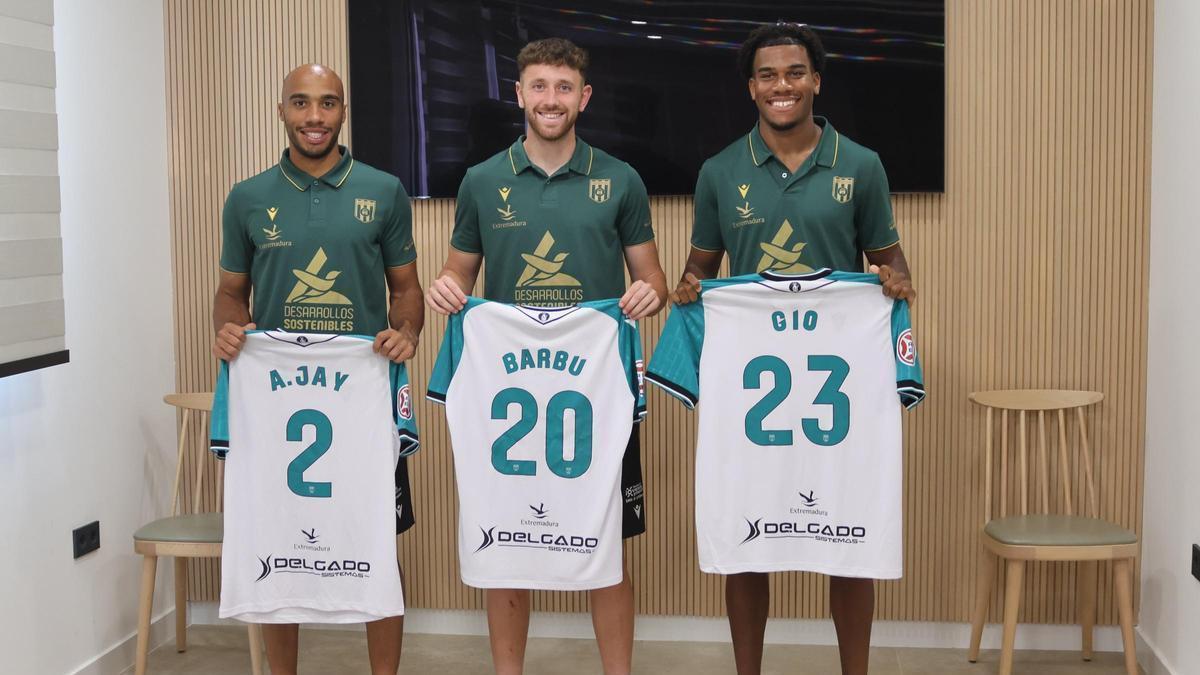 Jay, Barbu y Gio, tras su presentación oficial con el Mérida.