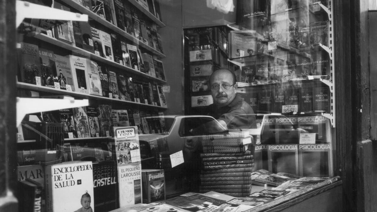 zentauroepp50968933 barcelona 1996   manuel vazquez montalban en la libreria pri191118163501