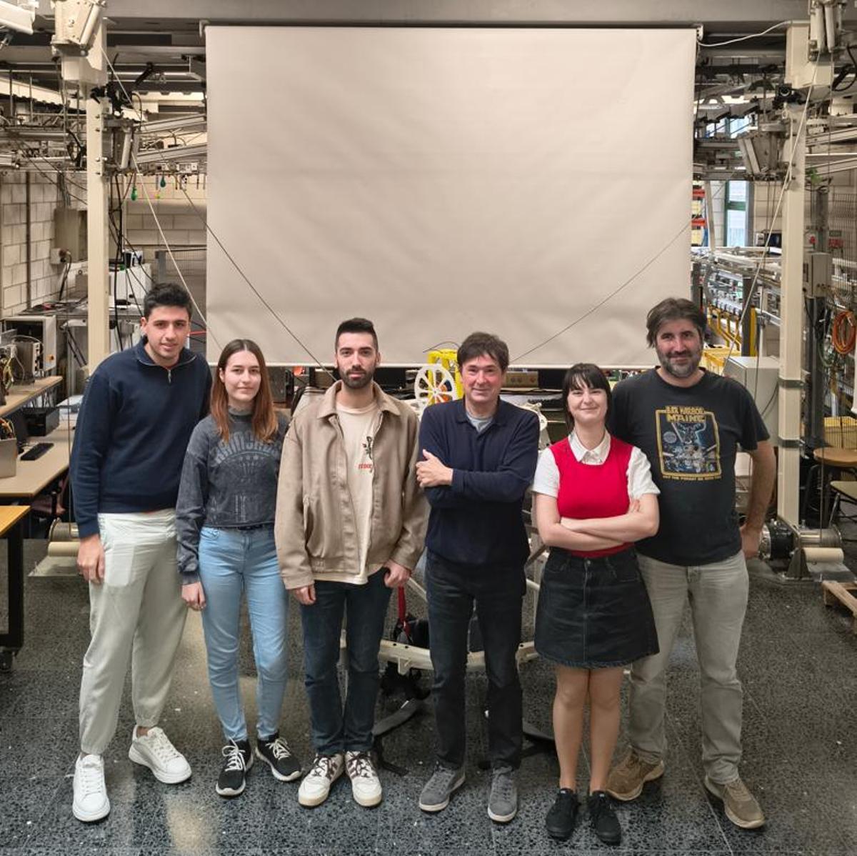 Componentes del grupo EN.EDI. De izq. a dch., Adrián Eiro, Paula Gil, Diego Silva, Julio Garrido (coordinador del equipo), Uxía Pérez y Enrique Riveiro .