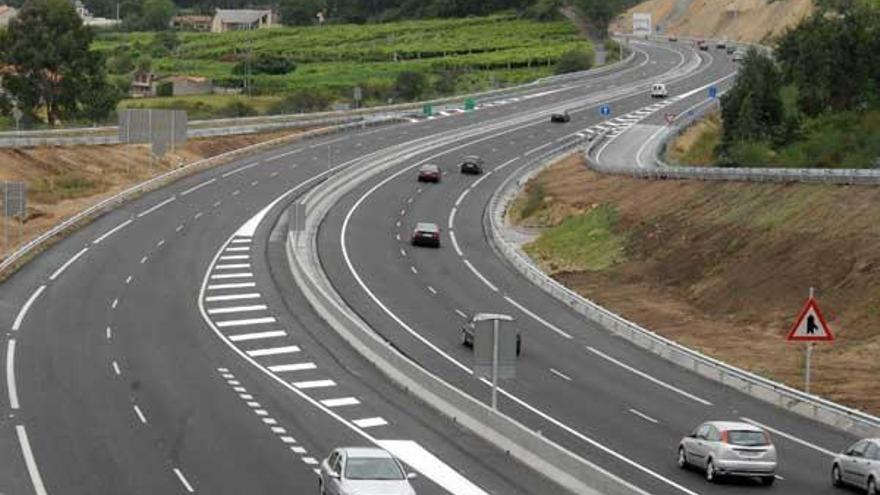 Tráfico de vehículos en la nueva autovía de O Salnés, inaugurada el pasado verano