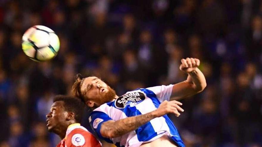 Raúl Albentosa salta de cabeza durante el partido contra el Girona disputado en Riazor.