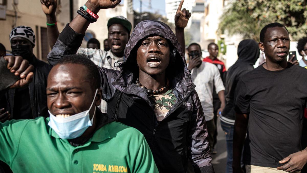 Protestantes después de que la policía les disparara gases lacrimógenos frente a la Asamblea General en Dakar (Senegal)