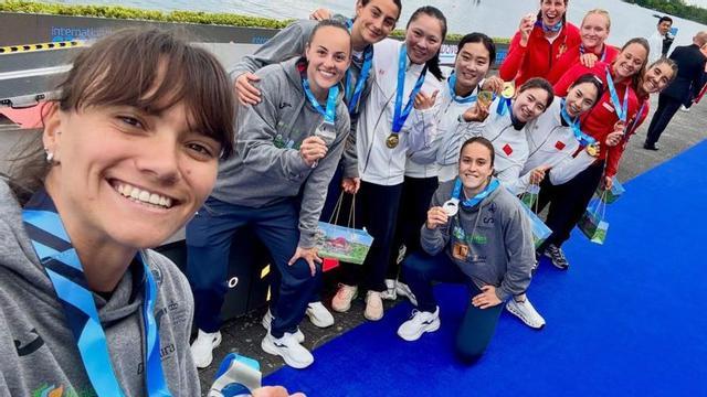 Ouzande, primera por la izquierda, ayer, junto al resto del podio.  | LNE