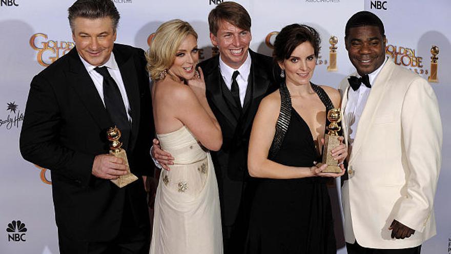 Los actores estadounidenses Alec Baldwin y Tina Fey posan tras recibir los premios a Mejor actor y actriz en serie, musical o comedia por su papel en "30 Rock", en la edición 66 de los premios Globos de Oro, en el hotel Beverly Hilton, en Beverly Hills, California (EEUU).