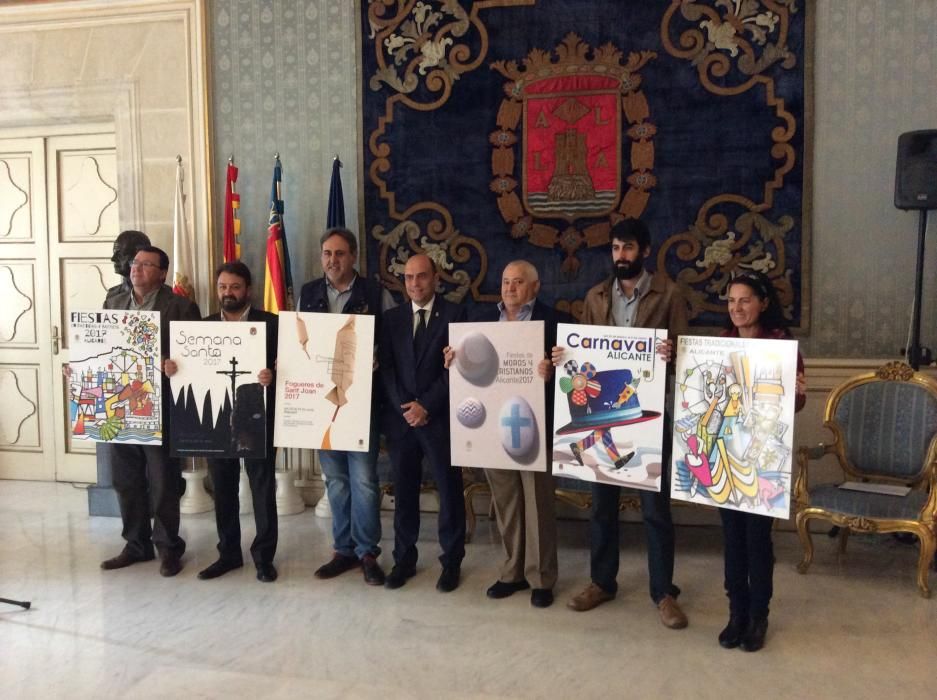 Los representantes de los seis colectivos festeros posan con sus respectivos carteles