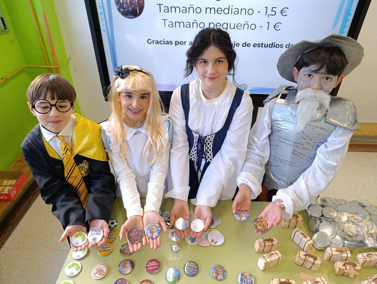 Por la izquierda, Simón Menéndez, Llara López, Claudia Flórez y Jorge Rodríguez, con algunos de los diseños.