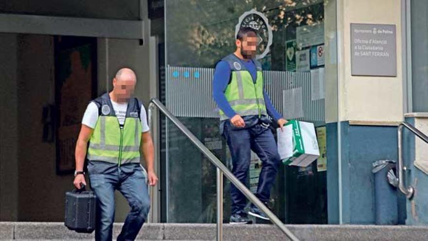 Agentes de la Policía Nacional, durante uno de los registros efectuados en Sant Ferran.