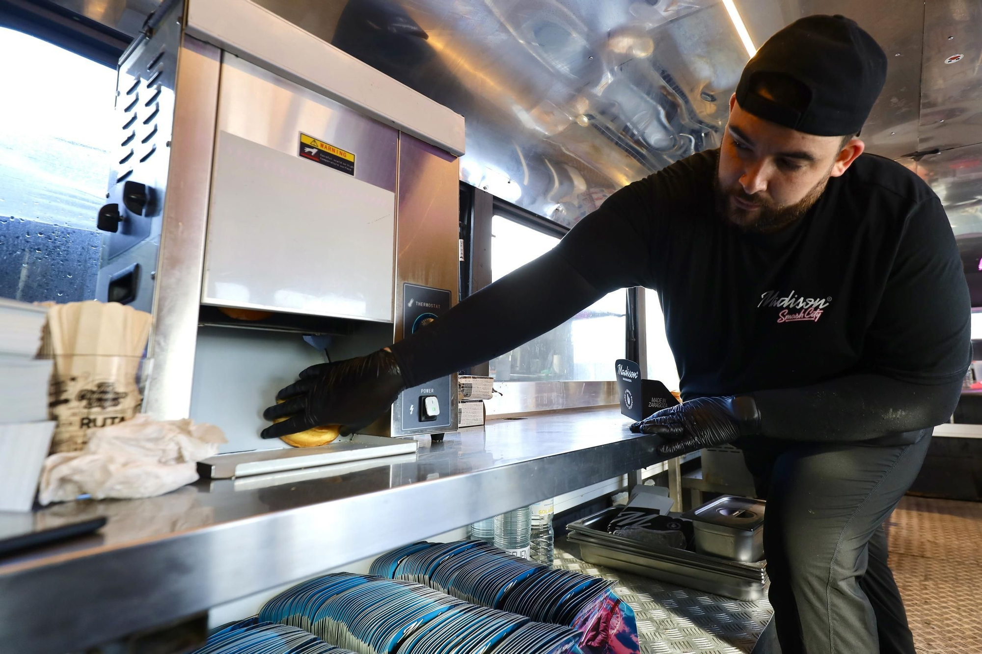 ¿Cómo se trabaja dentro de una 'food truck' de The Champions Burger Zaragoza?