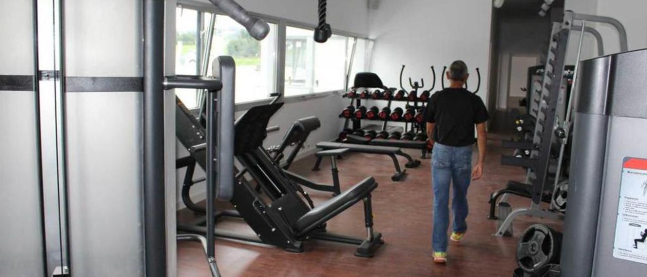 El franquino Alfredo González atraviesa una de las salas de máquinas del gimnasio.