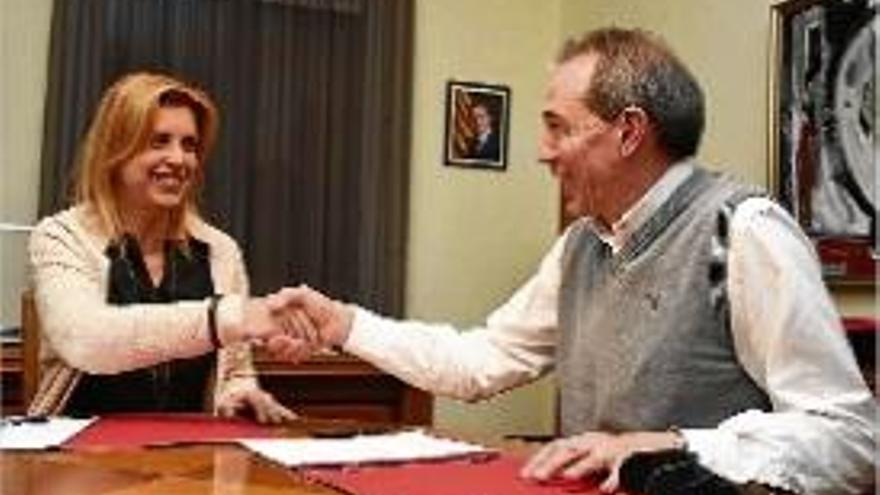 Marta Felip i Josep Fernández, a la formalització de la cessió.