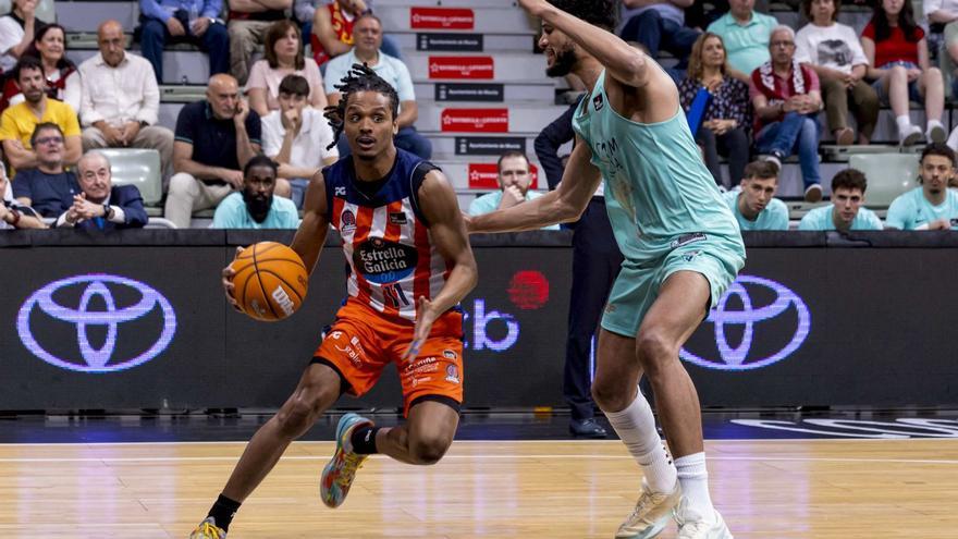 Alonzo Verge trata de driblar Kaiser Gates en el partido entre el Leyma y el UCAM Murcia.
