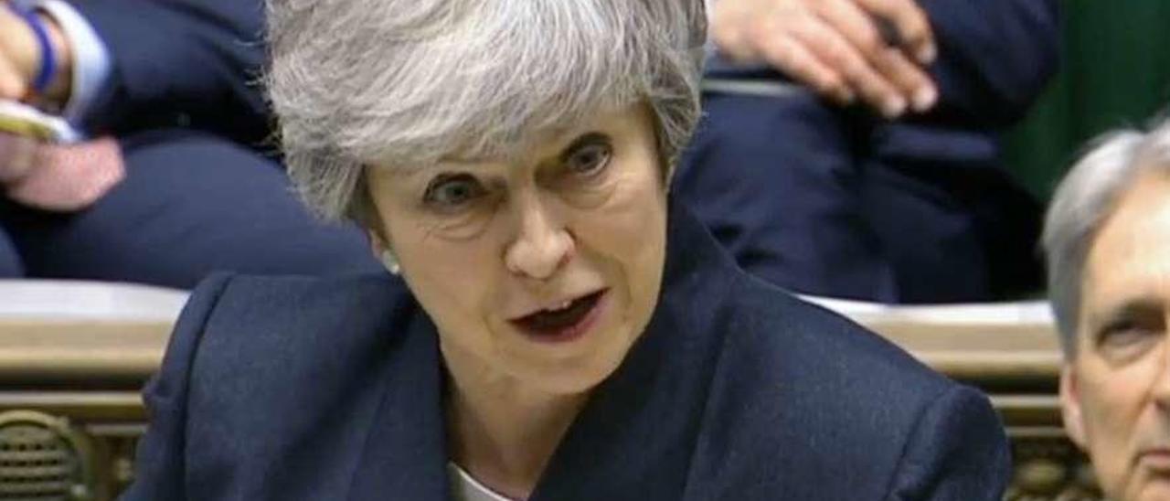 Theresa May, explicando ayer en la Cámara de los Comunes la nueva prórroga. // Efe