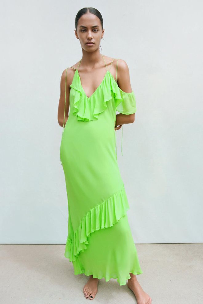 Vestido largo con volantes, de Zara