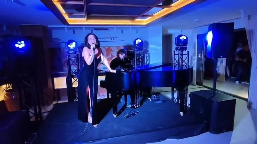 Ruth Lorenzo cierra la inauguración del hotel Palacio San Juan con una actuación musical