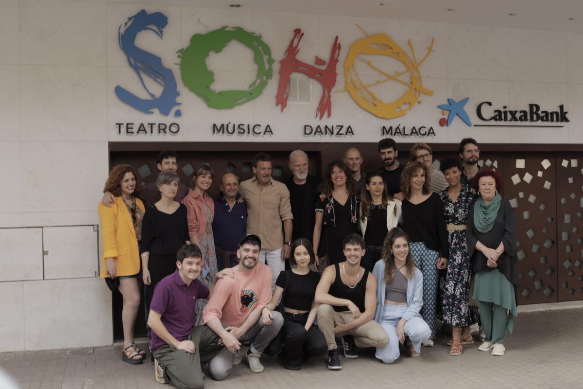 La Joven Compañía de Teatro Clásico posa frente a la entrada del Teatro del Soho